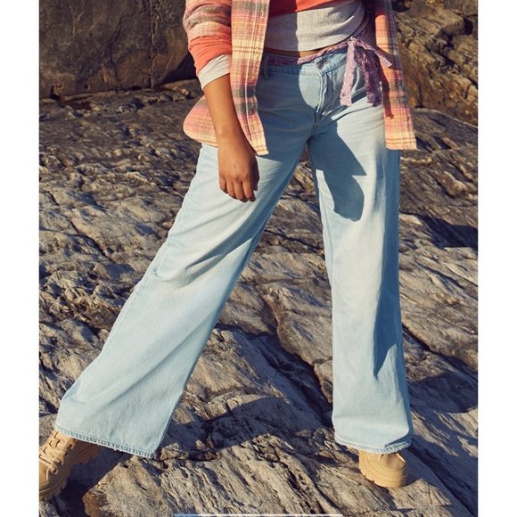 NWT American Eagle Womens 18R AE Low Rise Skater Jean Baggy Wide Leg Light Wash - Picture 8 of 8